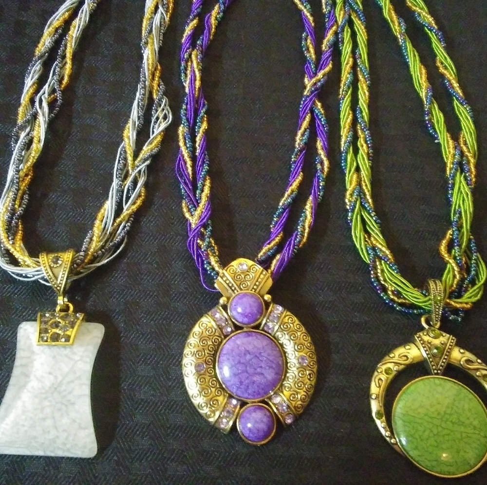 5 TOTAL WOMEN'S Necklaces